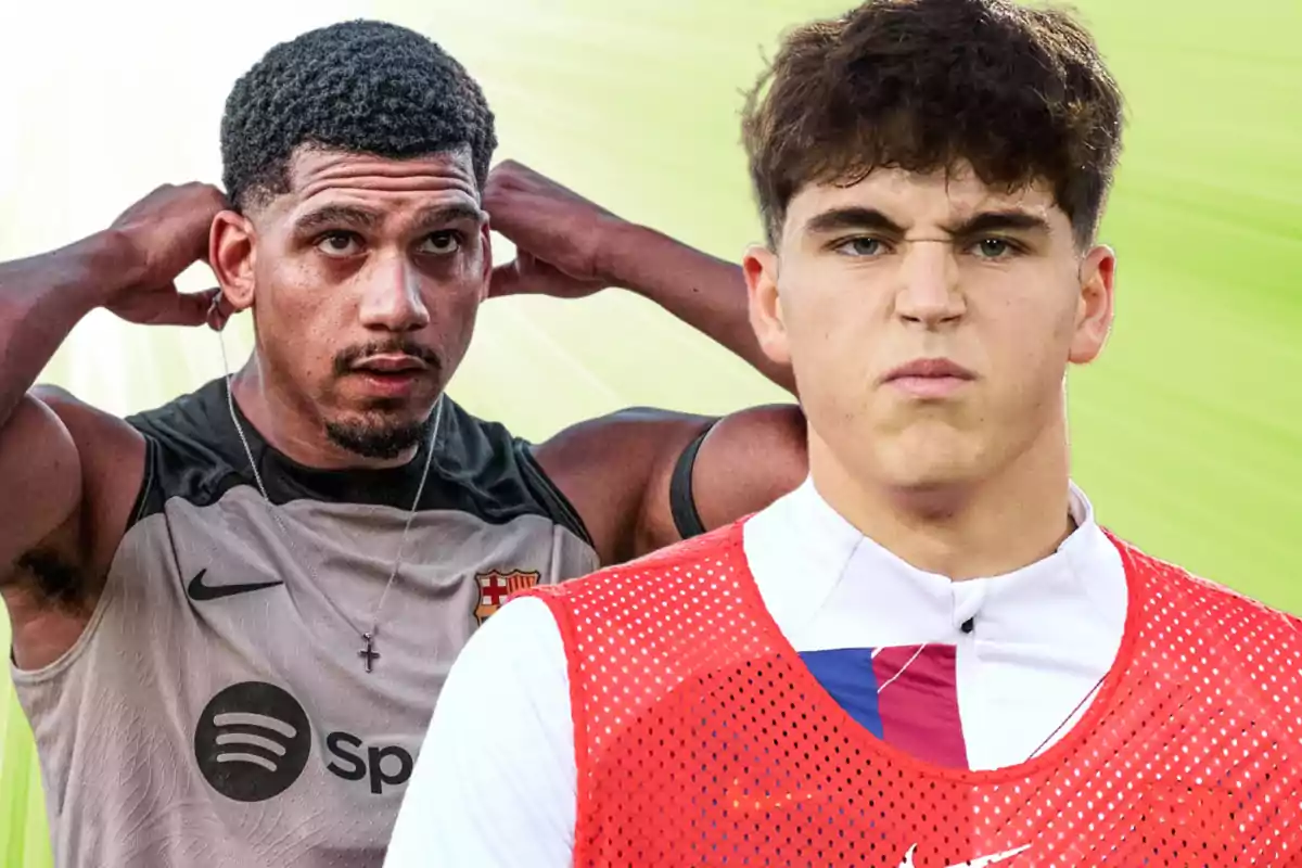 Dos jugadores de fútbol en un campo de entrenamiento con camisetas deportivas. Dos jugadores de fútbol en un campo de entrenamiento con camisetas deportivas.