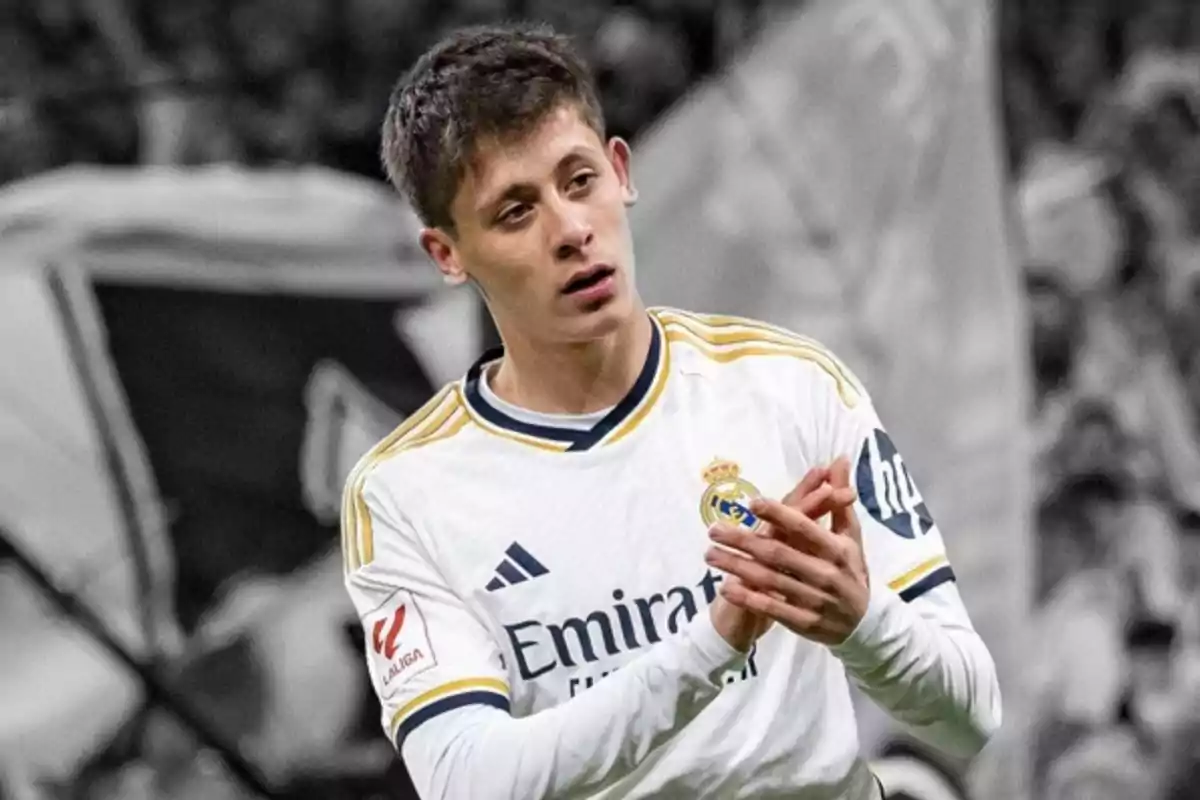 Un jugador de fútbol con el uniforme del Real Madrid aplaudiendo en el campo.