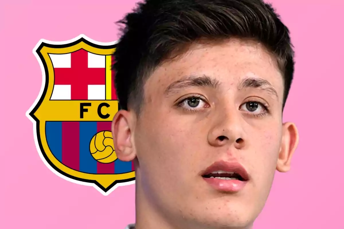 Jove davant de l'escut del FC Barcelona sobre un fons rosa.