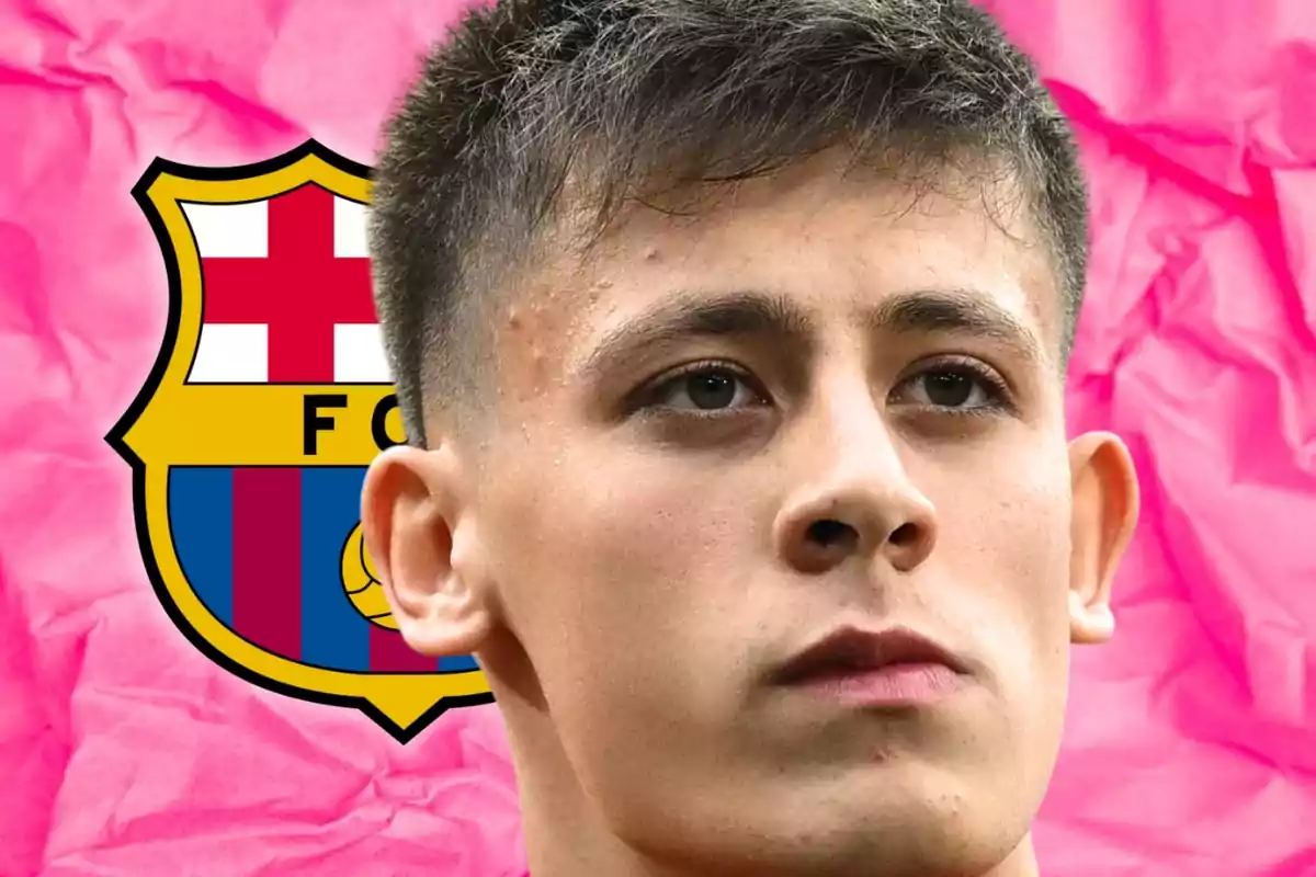 Jove amb fons de l'escut del FC Barcelona sobre un fons rosa.