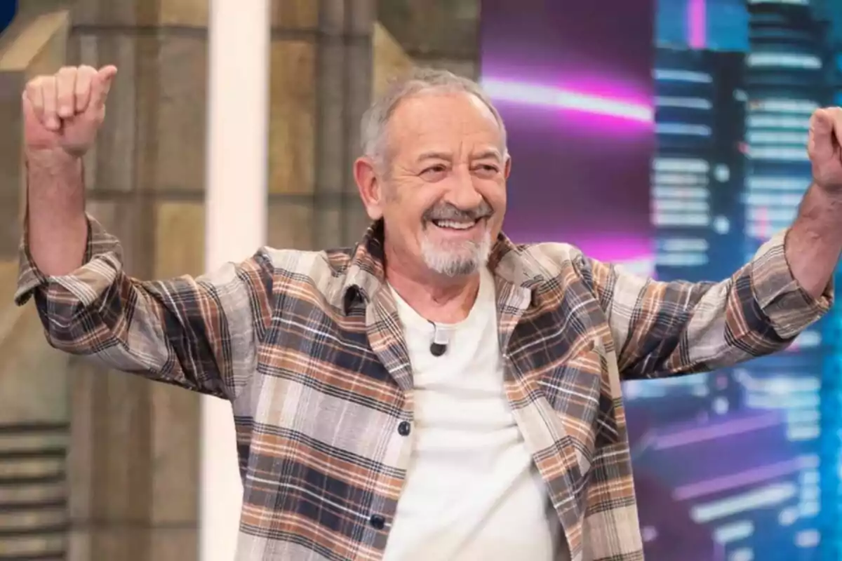 Karlos Arguiñano major somrient amb els braços aixecats a El Hormiguero.