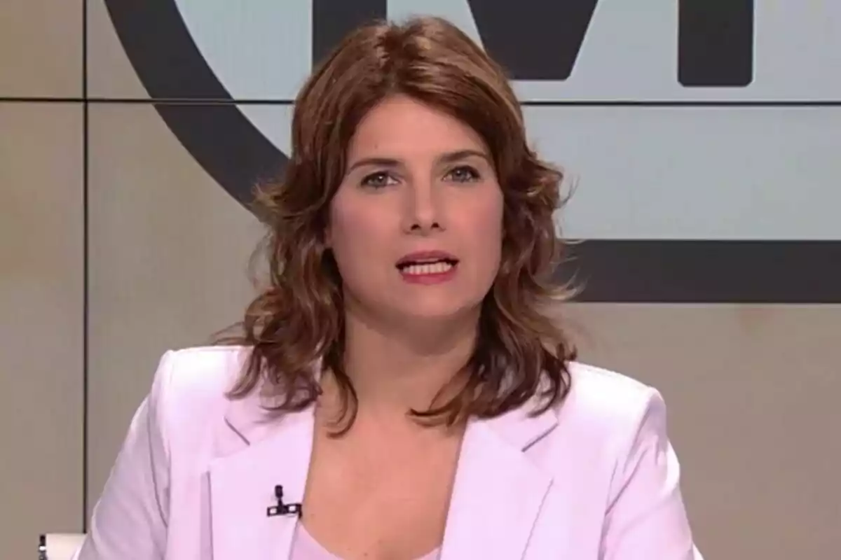 Ariadna Oltra amb cabell castany i jaqueta blanca parlant davant d'una càmera a Els Matins de TV3.