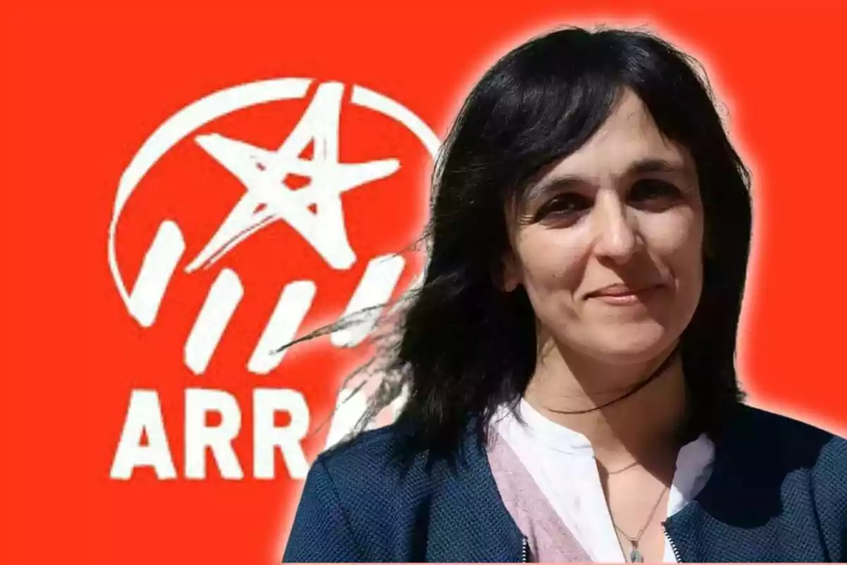 Dona de cabell fosc davant d'un fons vermell amb un logotip blanc d'una estrella i la paraula "ARRA".