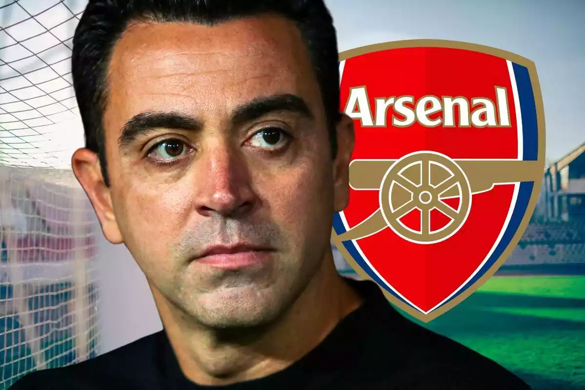 Xavi Hernández mira cap al front amb cara seriosa i l'escut de l'Arsenal al darrere