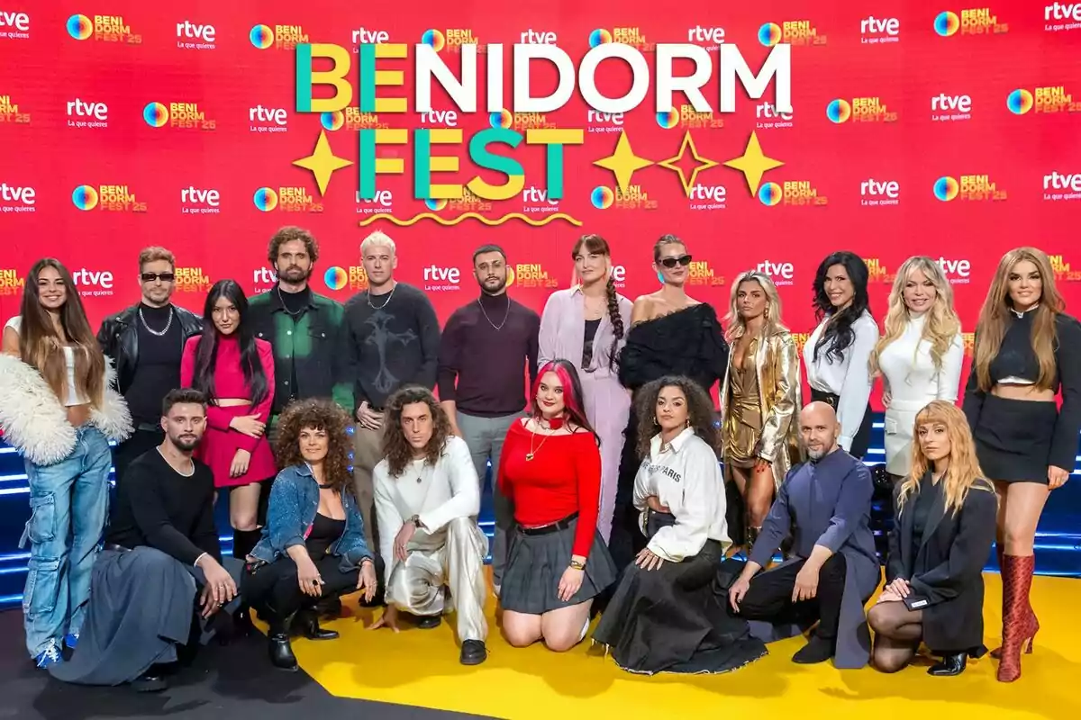 Un grup de persones posant a l'esdeveniment Benidorm Fest davant d'un fons vermell amb logotips de RTVE.