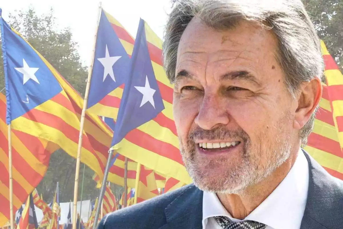 Primer pla d'Artur Mas i una foto de diverses banderes estelades de fons