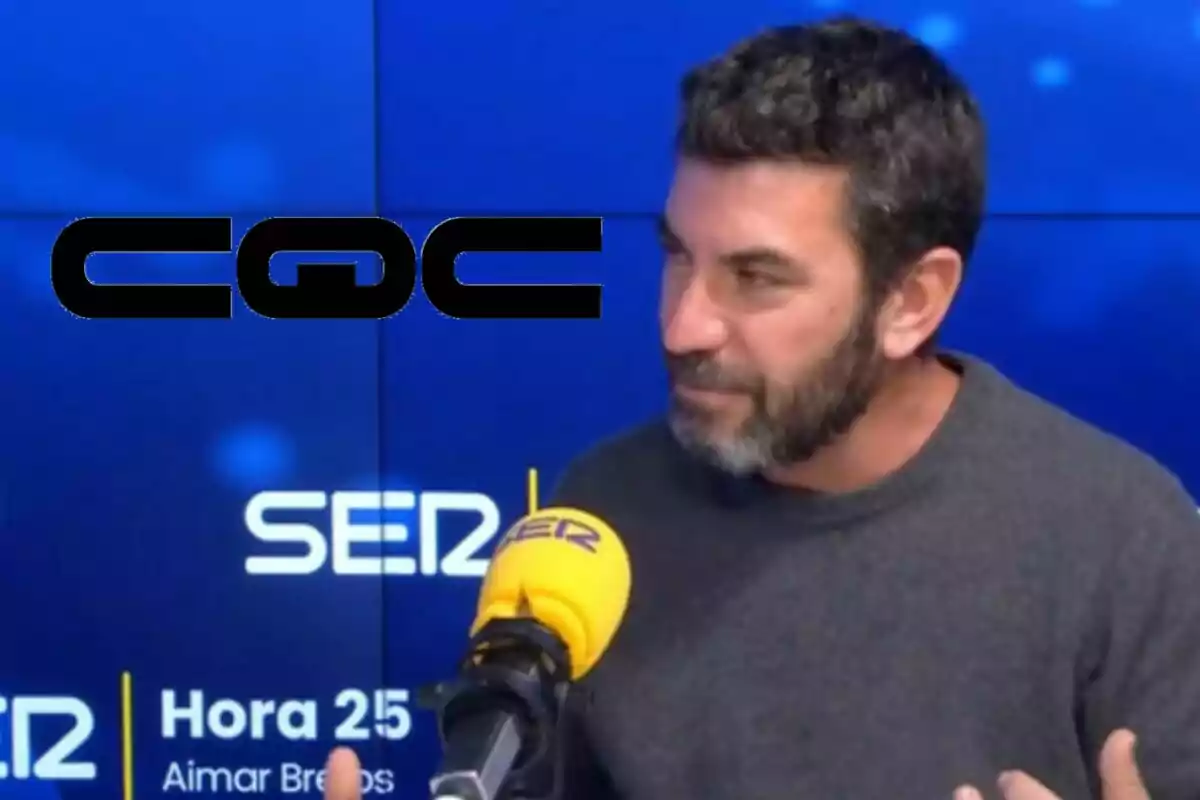 Arturo Valls amb barba parlant en un estudi de ràdio amb un micròfon groc i fons blau amb el logotip de Caiga quien caiga.