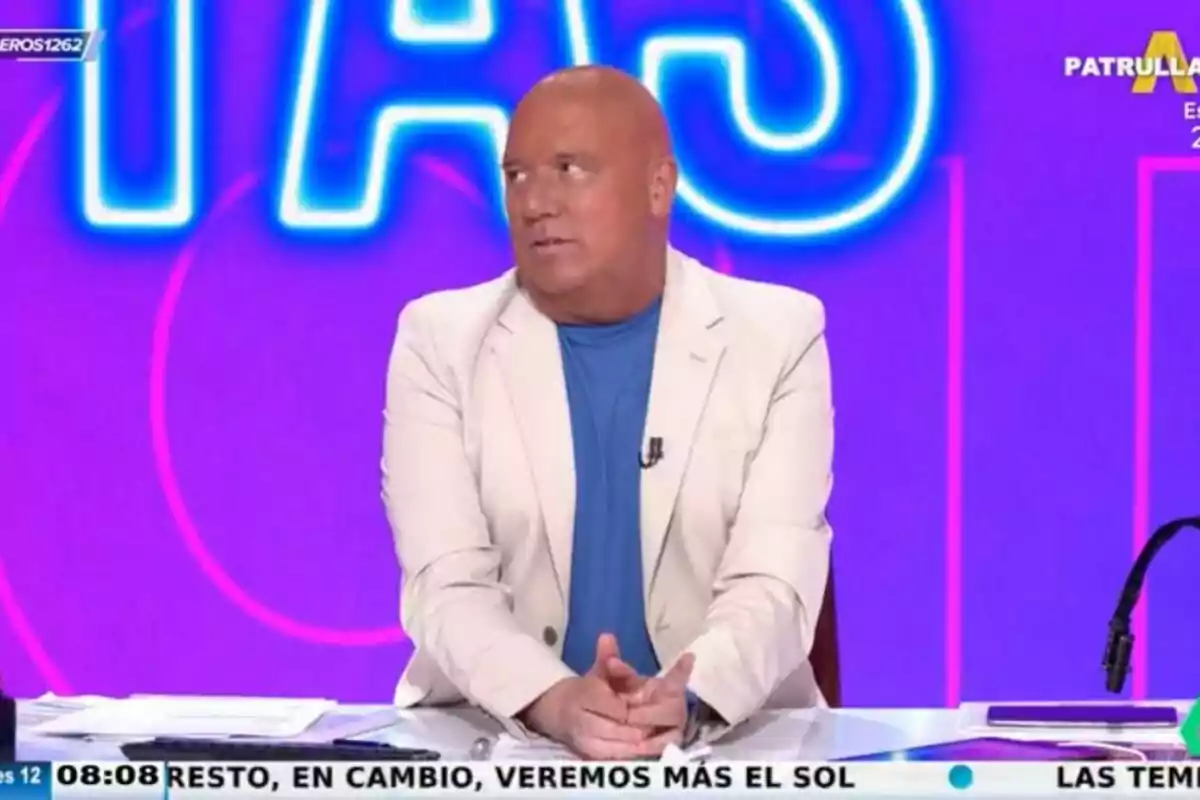 Captura d''Aruser@s' amb Alfonso Arús mirant de banda en un vestit blanc i samarreta blava el 12 de juny de 2024