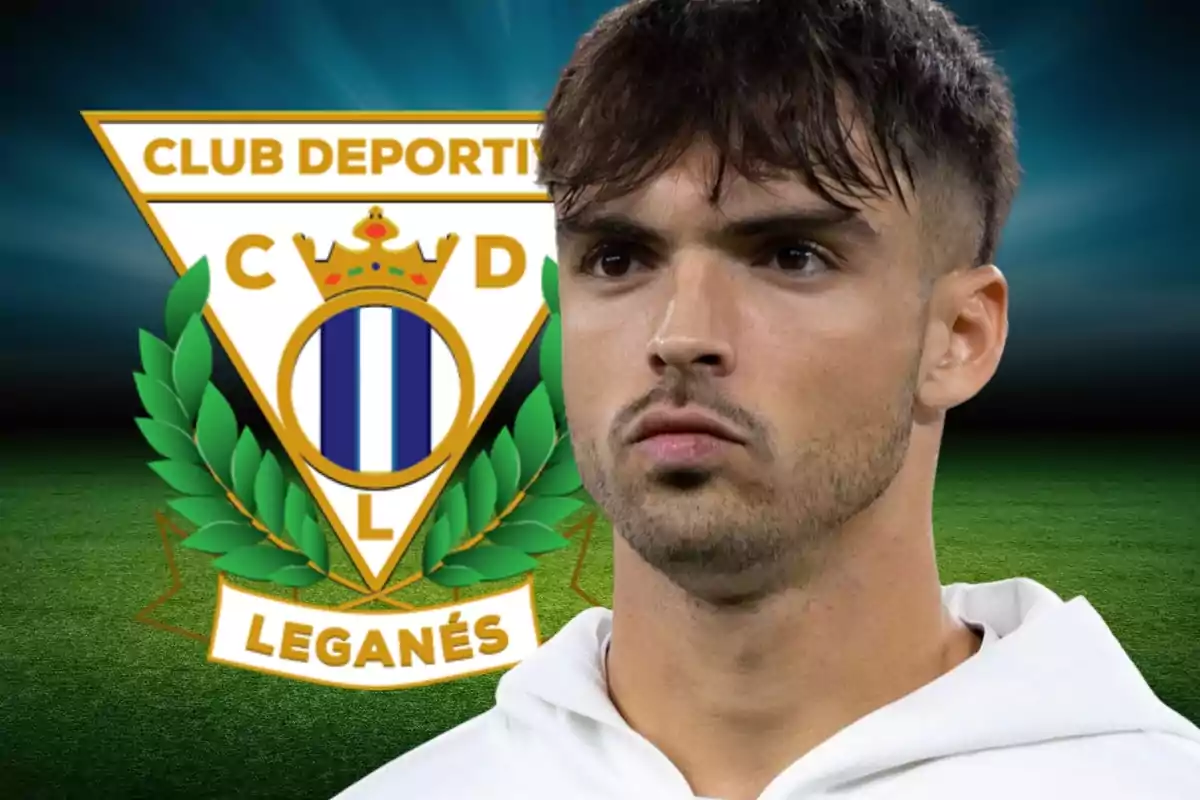 Un jugador de futbol amb l'escut del Club Deportiu Leganés de fons.