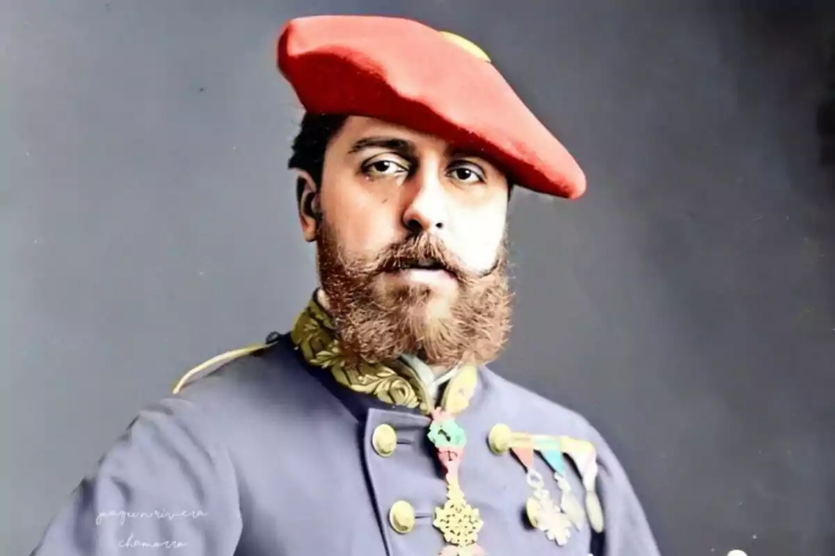 Un home amb barba i bigoti porta un uniforme militar amb medalles i un barret vermell. Un home amb barba i bigoti porta un uniforme militar amb medalles i un barret vermell.