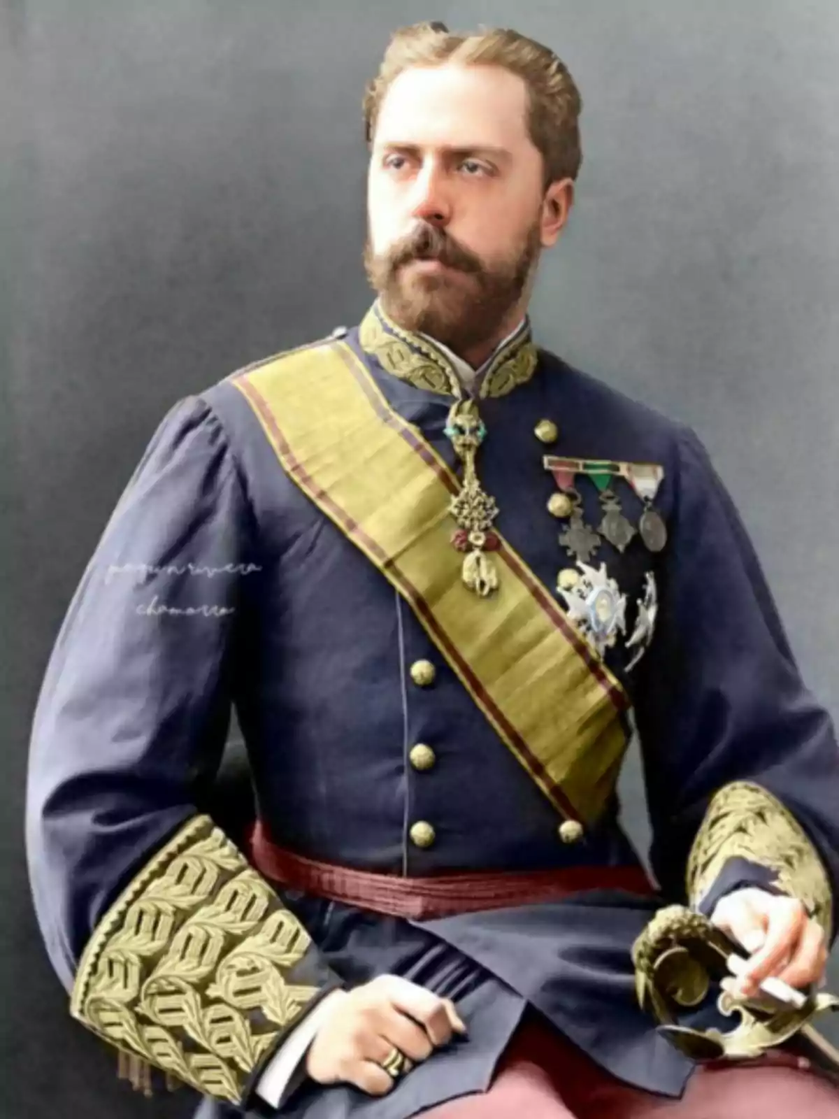 Un home amb uniforme militar del segle XIX, amb medalles i una banda creuada, assegut i mirant cap a la dreta. Un home amb uniforme militar del segle XIX, amb medalles i una banda creuada, assegut i mirant cap a la dreta.