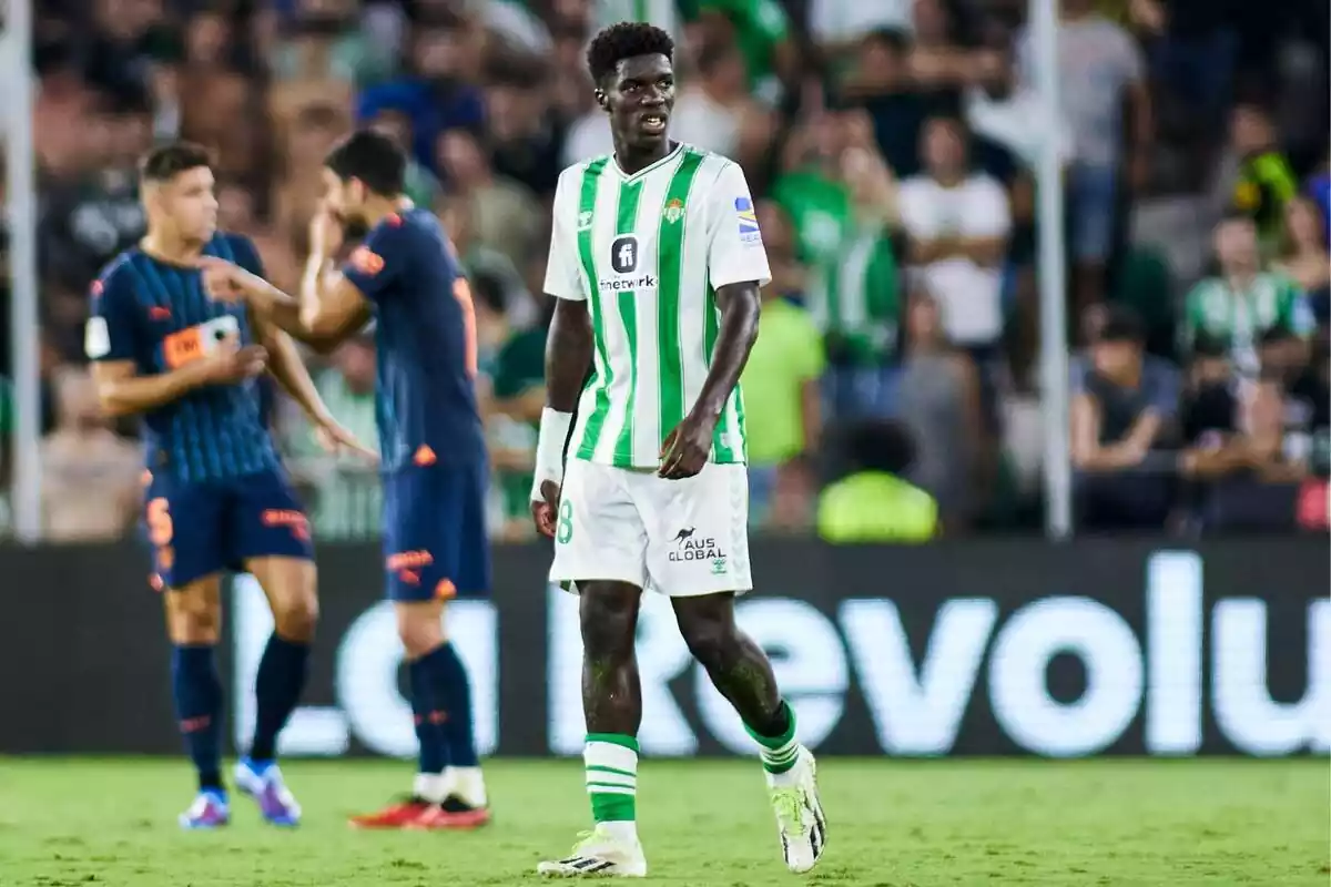 Assane Diao mirant un company en l'enfrontament contra el Valencia CF Assane Diao mirant un company en l'enfrontament contra el Valencia CF
