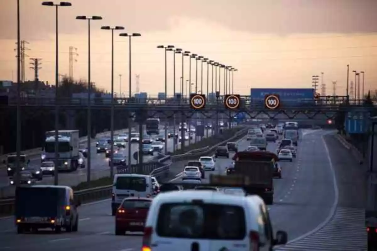 Imatge de les carreteres dels afores de Barcelona amb cotxes i un cel amb la posta de sol