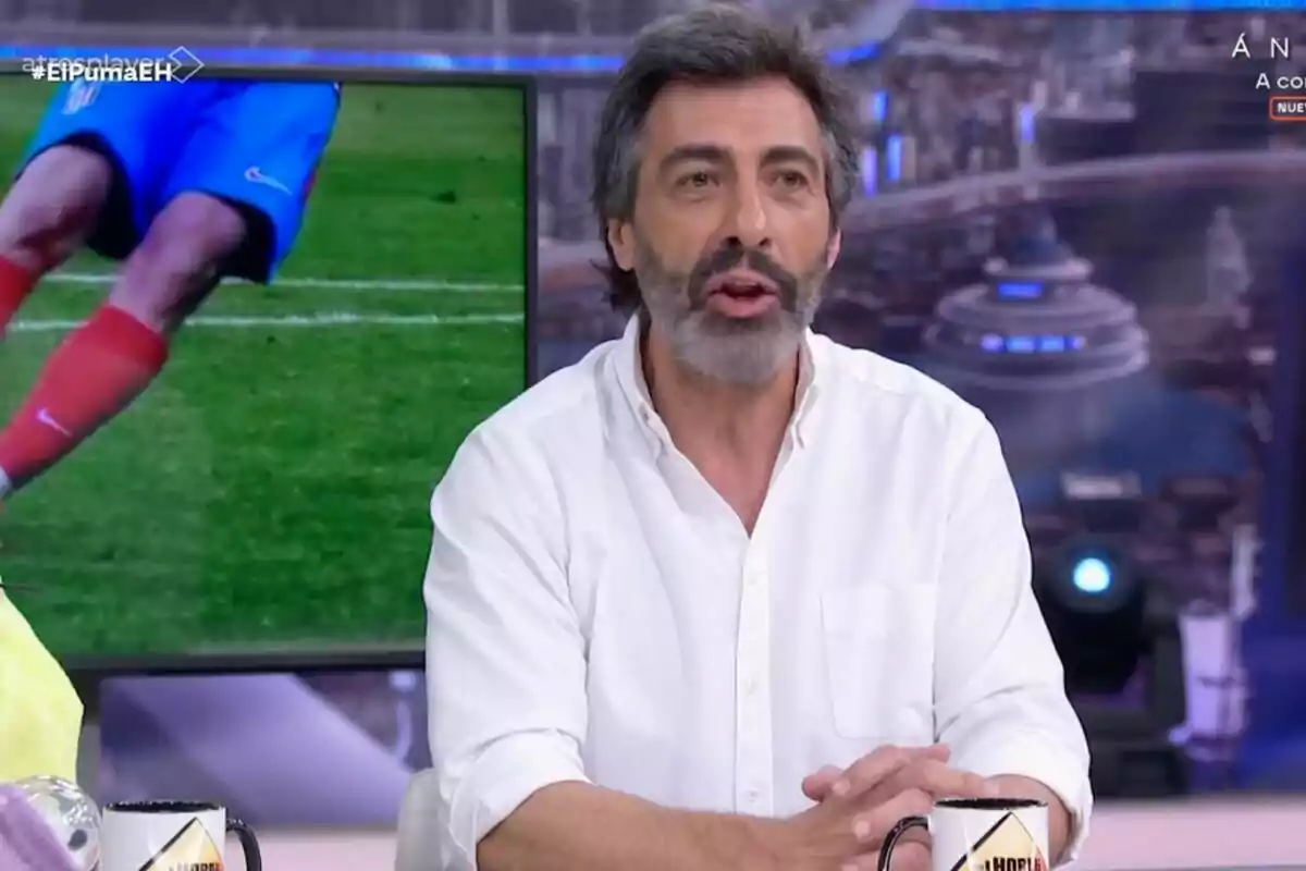 Juan del Val amb barba i camisa blanca està parlant a 'El Hormiguero', amb una pantalla darrere que mostra una escena de futbol. Juan del Val amb barba i camisa blanca està parlant a 'El Hormiguero', amb una pantalla darrere que mostra una escena de futbol.