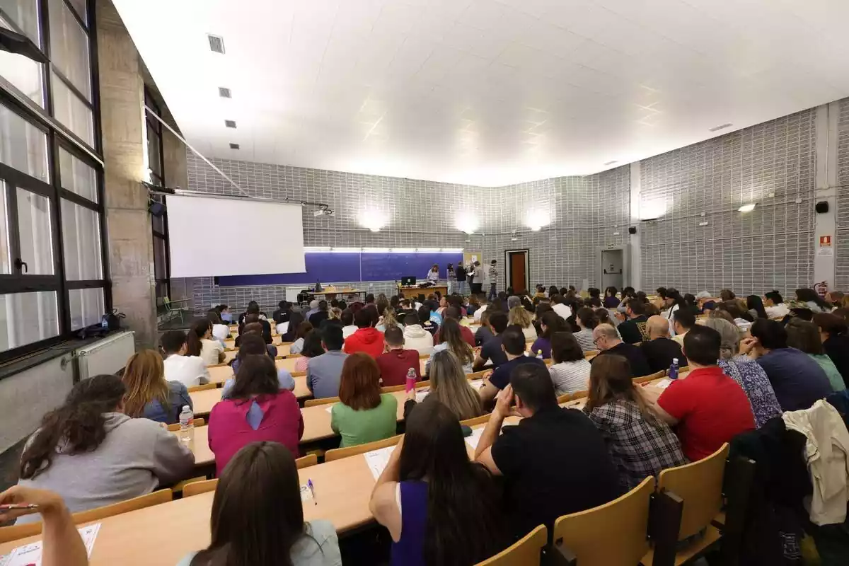 Nombroses persones realitzen les proves d'accés a Correus, a la Facultat de Biològiques de la Universitat Complutense de Madrid, a 7 de maig de 2023, a Madrid