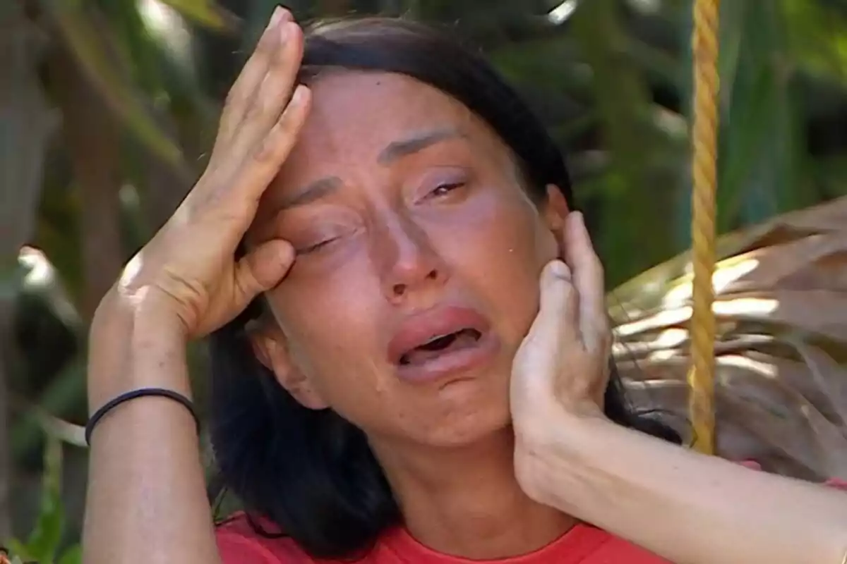 Captura de Aurah Ruiz rota, llorando, en Supervivientes