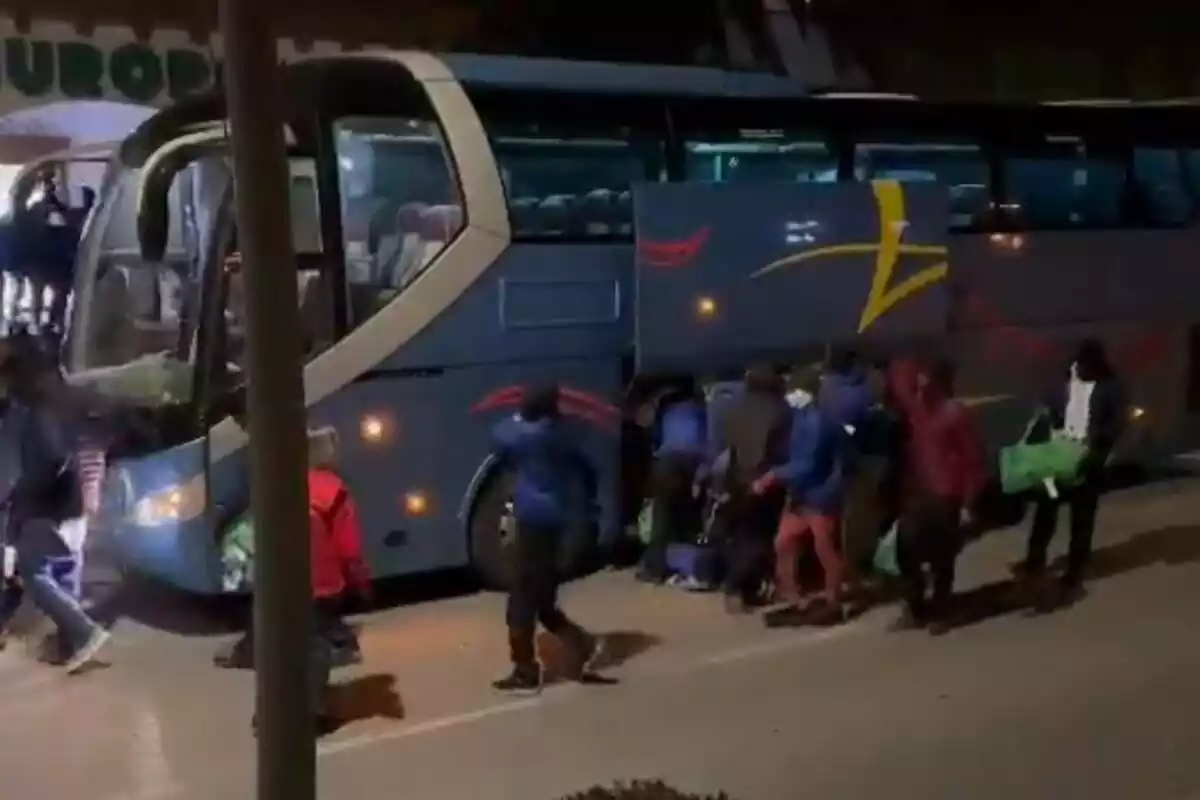 Captura d'un vídeo on uns immigrants il·legals baixen d'un autobus al Vendrell (Tarragona)