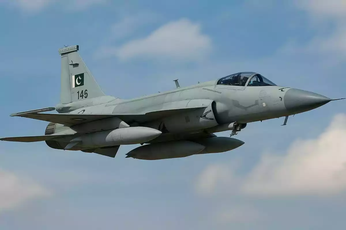 Un avió de combat volant pel cel amb la bandera del Pakistan a la cua. Un avió de combat volant pel cel amb la bandera del Pakistan a la cua.