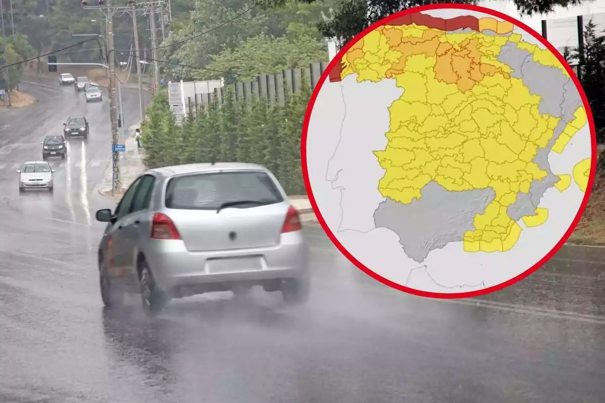 Imatge de fons d´un cotxe amb pluja per una carretera i una altra d´un mapa d´avisos de l´AEMET del dissabte 4 de novembre