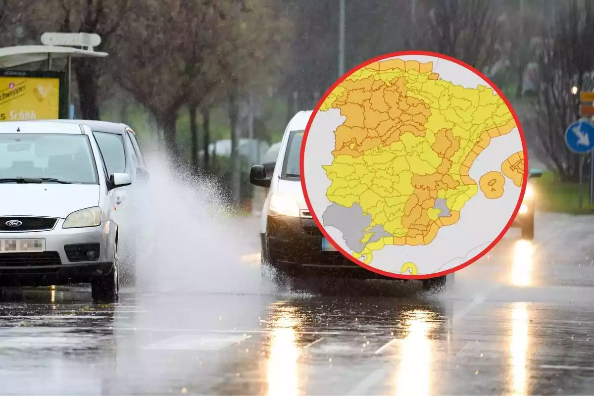 Muntatge amb cotxes circulant després de la pluja i un mapa d'avisos