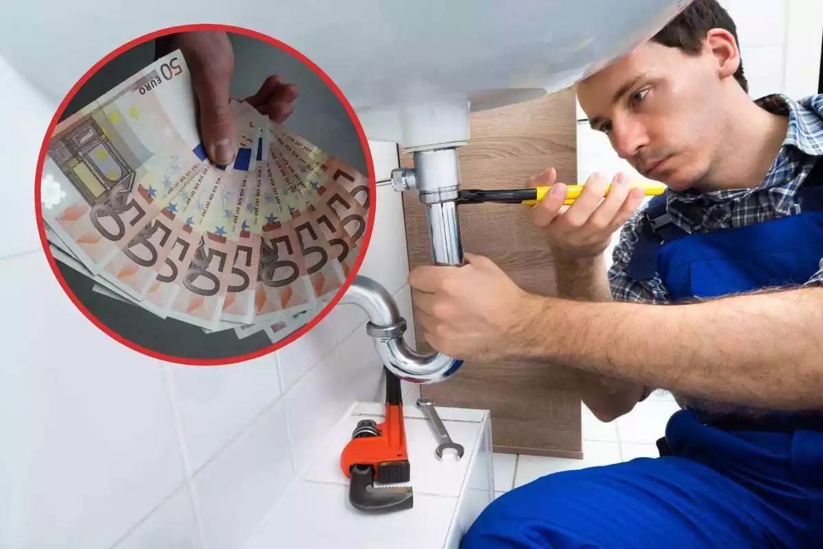 Un lampista treballa arreglant una canonada, i al cercle, bitllets de 50 euros