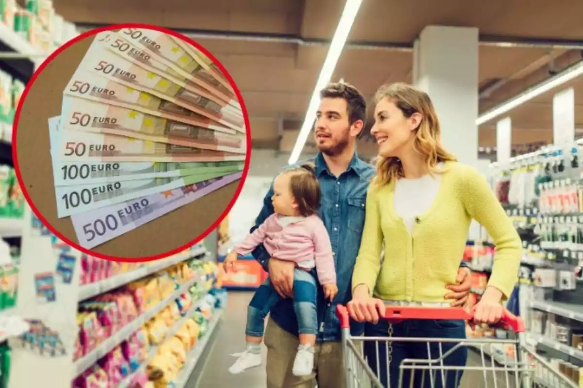 Una família fa compres a un supermercat i al cercle uns bitllets d'euro