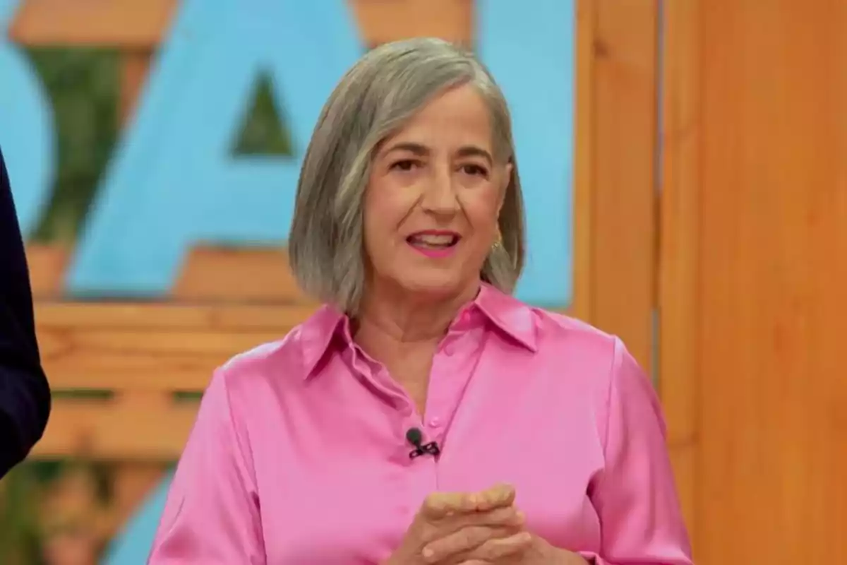 Eva Arguiñano in a pink jersey smiles while standing in front of a colorful background. Screenshot from 'Bake Off' Eva Arguiñano in a pink jersey smiles while standing in front of a colorful background. Screenshot from 'Bake Off'