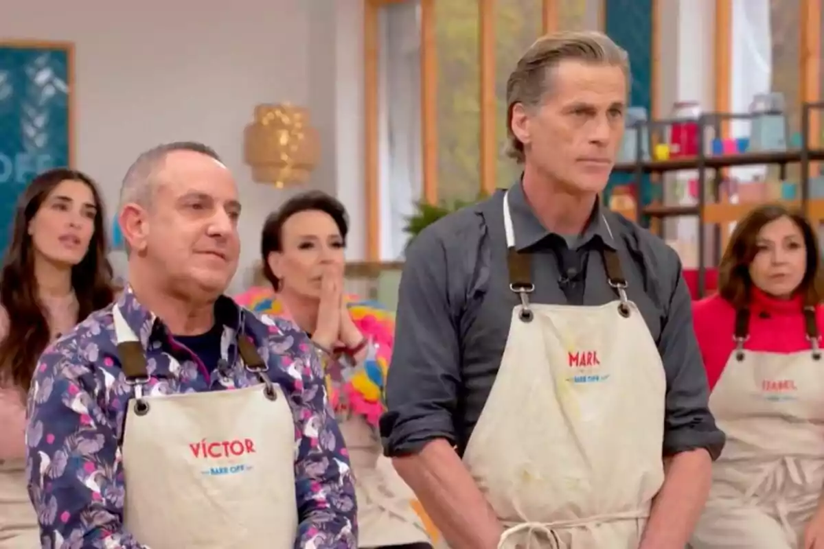 Víctor Sandoval y Mark Vanderloo con delantales en un programa de cocina, 'Bake Off: Famosos al horno'.