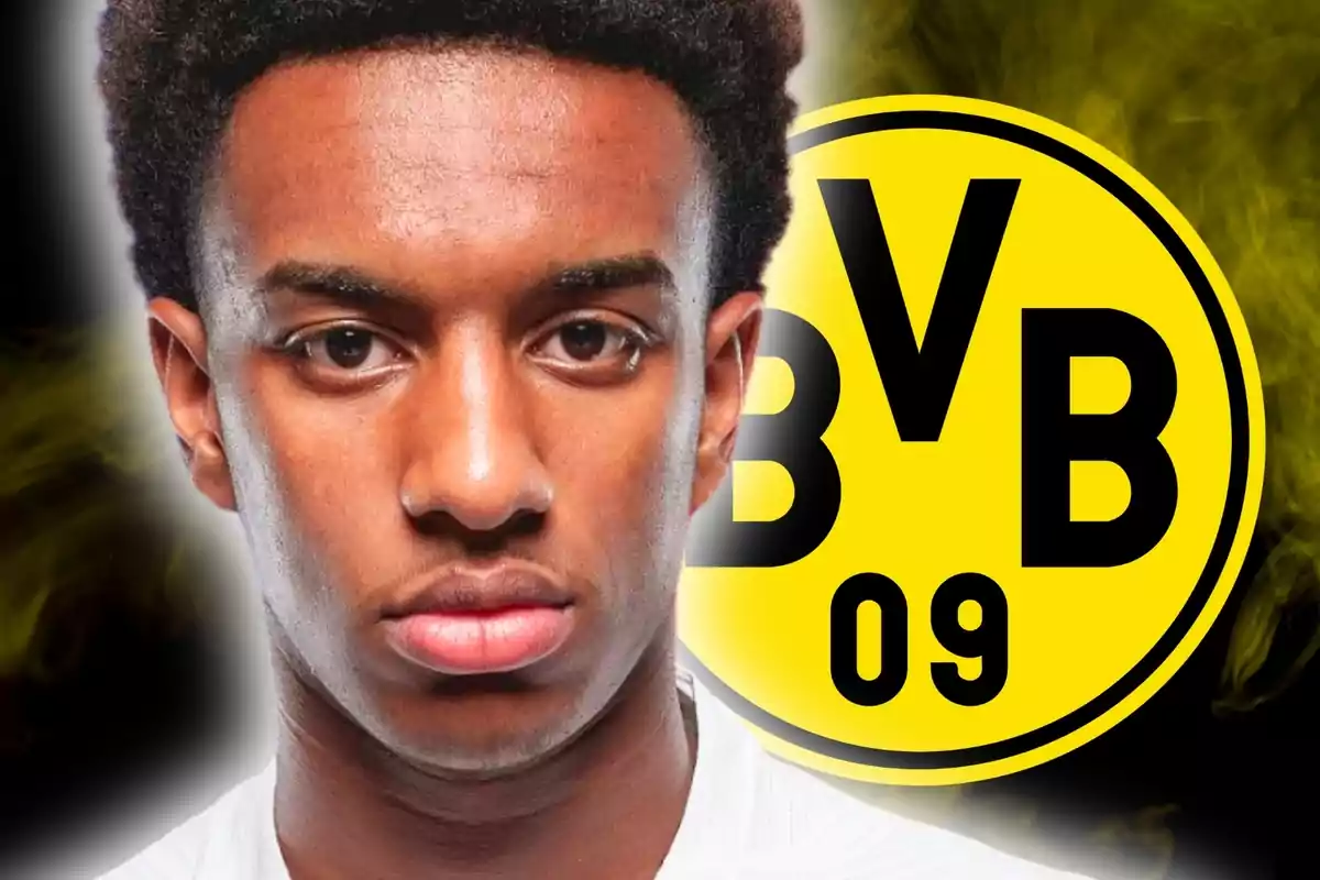 Un jove davant del logo del Borussia Dortmund.