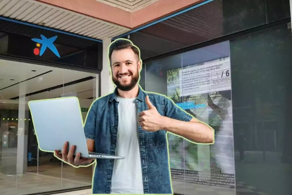 Un home somrient amb barba sosté un ordinador portàtil i fa un gest daprovació amb el polze cap amunt, davant dun edifici amb el logotip duna entitat financera. Un home somrient amb barba sosté un ordinador portàtil i fa un gest daprovació amb el polze cap amunt, davant dun edifici amb el logotip duna entitat financera.