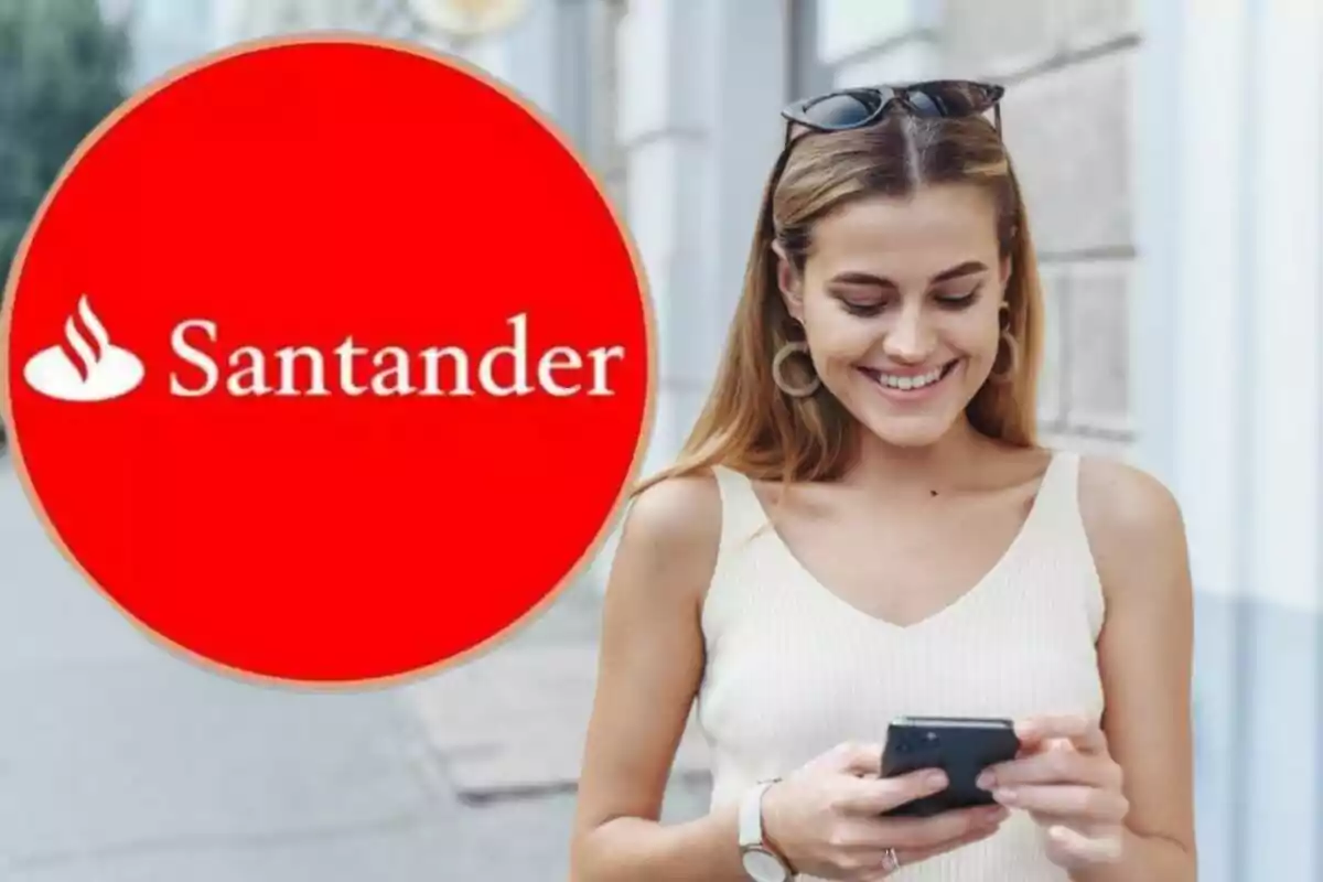 Una dona somrient usant el telèfon mòbil amb el logotip de Santander en un cercle vermell a l'esquerra.