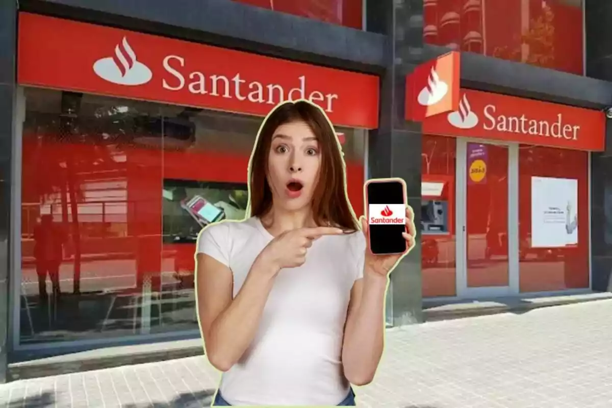 Una dona sorpresa assenyala un telèfon mòbil amb el logotip de Santander davant d'una sucursal del banc.