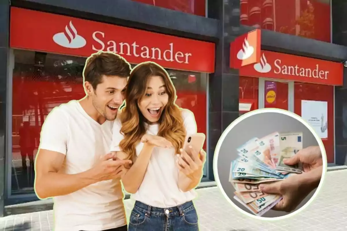 Una parella emocionada mirant un telèfon davant d'una sucursal del banc Santander amb una imatge de mans sostenint bitllets.