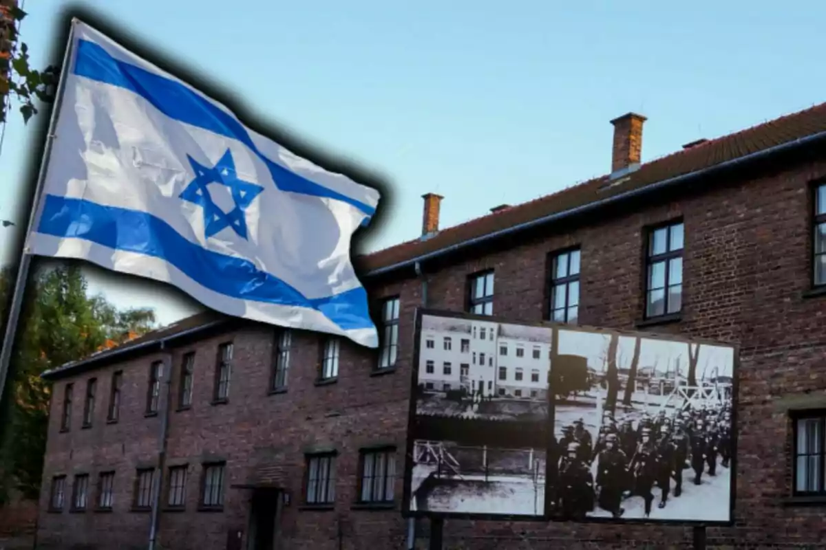 Bandera d’Israel onejant davant d’un edifici de maó amb un cartell que mostra fotografies històriques de l’Holocaust en blanc i negre. Bandera d’Israel onejant davant d’un edifici de maó amb un cartell que mostra fotografies històriques de l’Holocaust en blanc i negre.