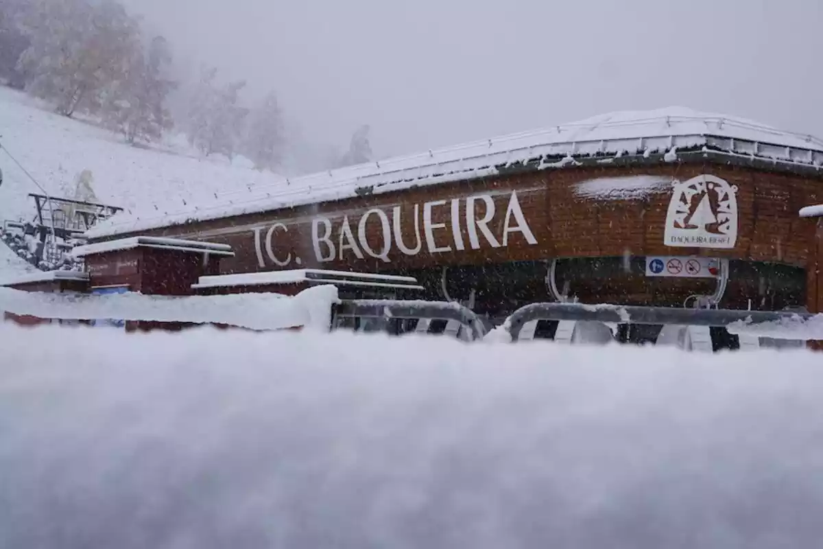 Imatge de la primera nevada a l'estació d'esquí Baqueira-Beret