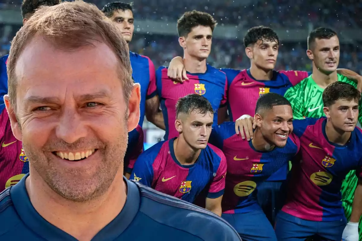 Un grup de jugadors de futbol amb uniformes del FC Barcelona posant per a una foto, amb un home somrient en primer pla.