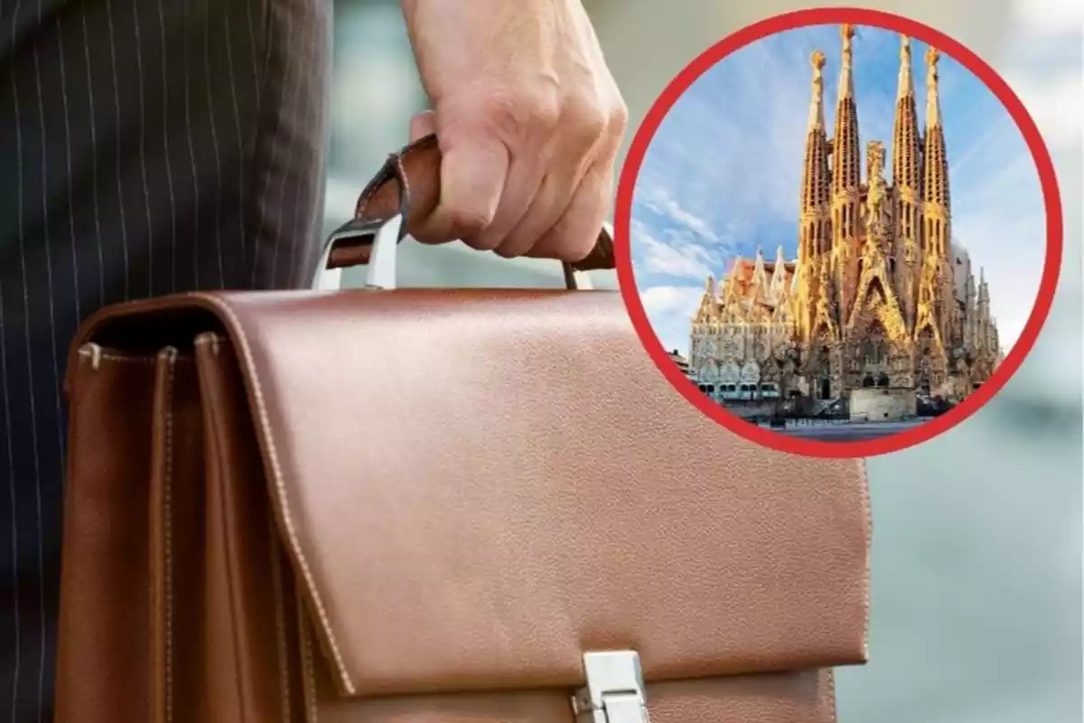 Una persona subjecta un maletí i al seu costat un cercle amb la Sagrada Família