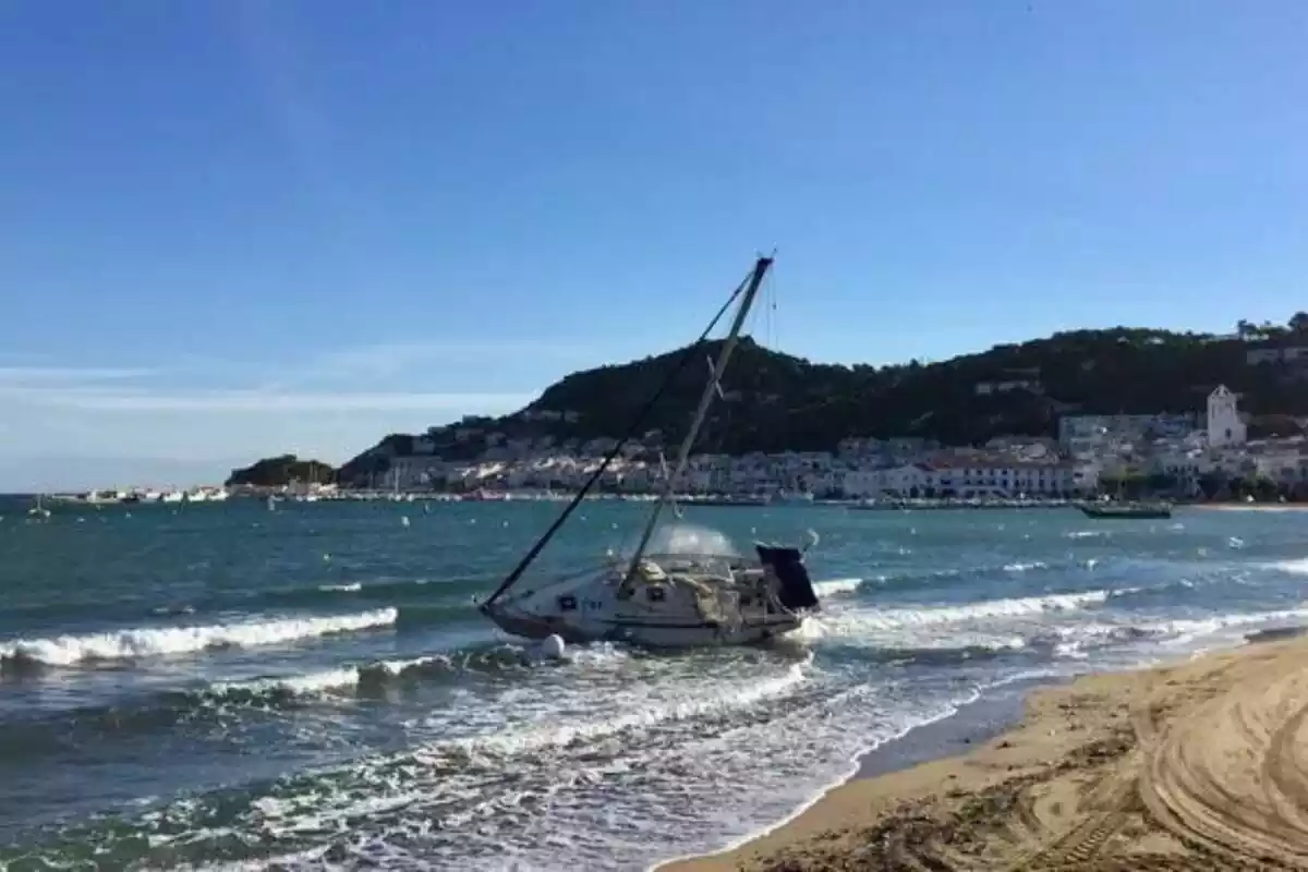 Vaixell encallat a la platja al Port de la Selva (Girona)