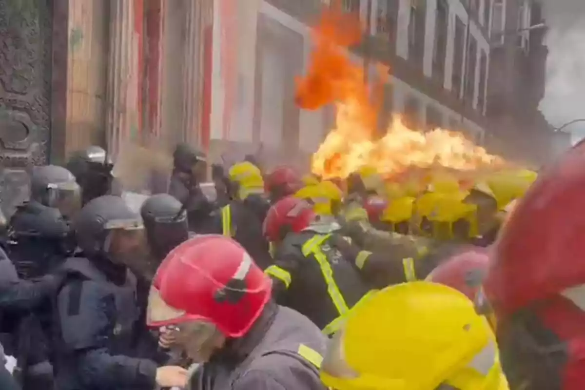 Batalla campal de Bombers d'Orense contra els antiavalots de Policia Nacional a la Diputació d'Orense