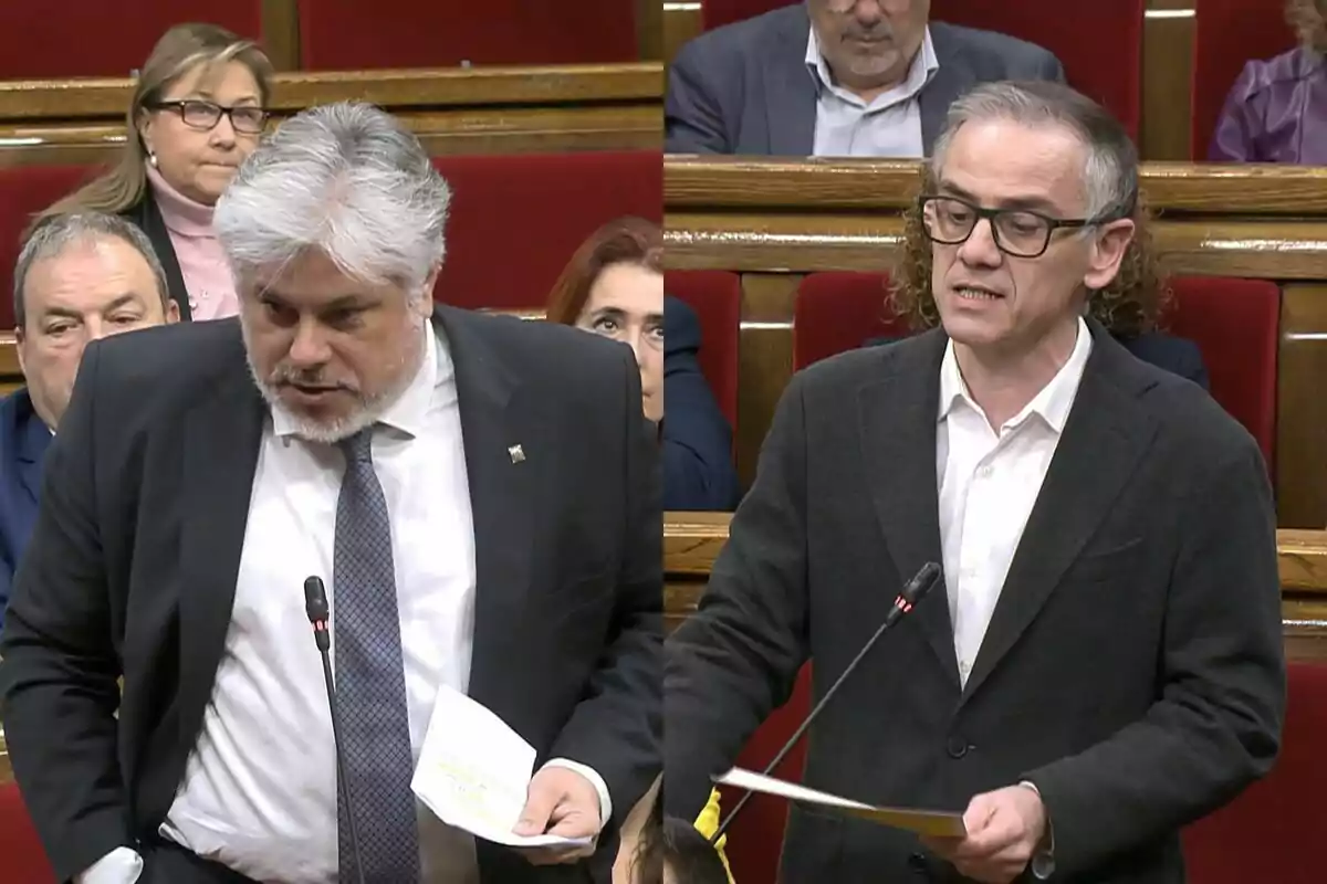 Dos homes drets en un parlament, un amb cabell canós i barba, l'altre amb ulleres i cabell curt, tots dos sostenint papers mentre parlen.