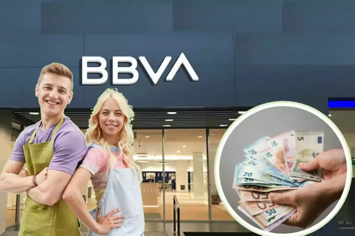 Dues persones amb davantals posen davant d?una sucursal de BBVA, amb una imatge inserida d?una mà sostenint bitllets d?euro.