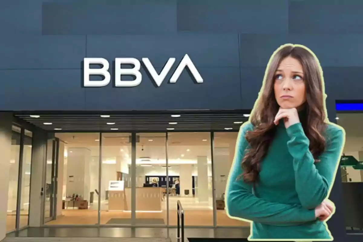 Una dona pensativa davant d?una sucursal del banc BBVA.