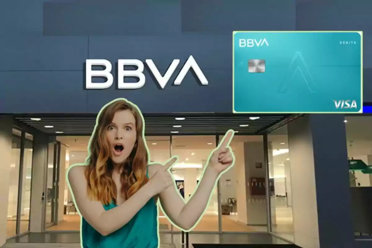 Dona sorpresa assenyalant una targeta de dèbit BBVA davant d'una sucursal del banc.