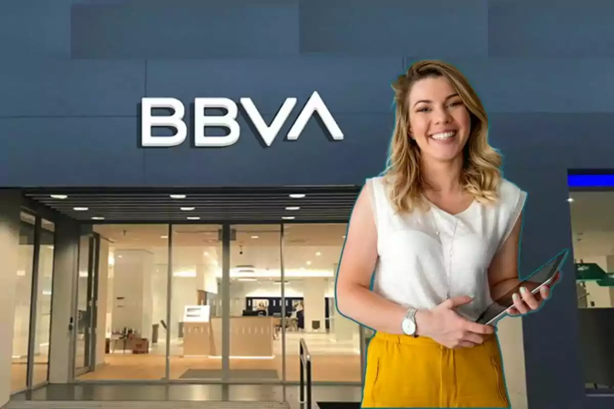 Dona somrient davant d'una sucursal de BBVA.