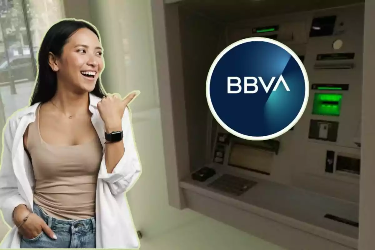 Una dona somrient assenyala cap a un caixer automàtic amb el logotip de BBVA.