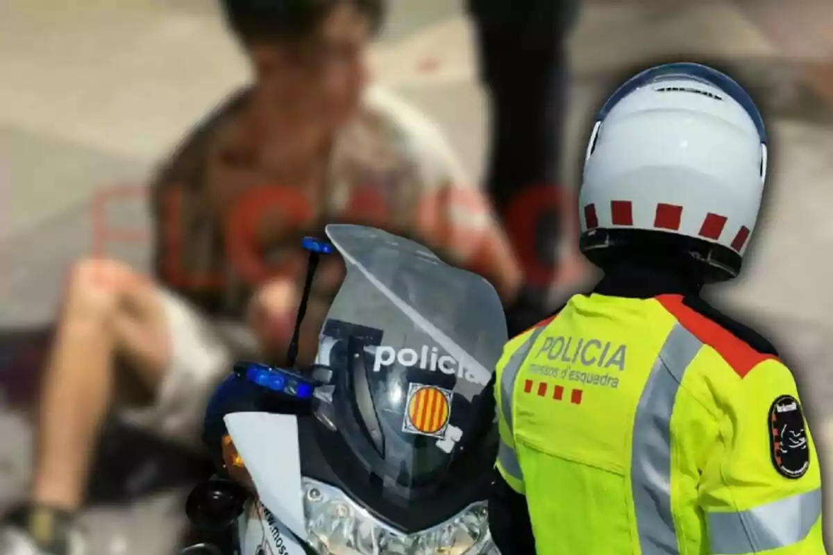 Un policia dels Mossos d'Esquadra està d'esquena al costat d'una motocicleta, mentre que al fons es veu una persona asseguda a terra.