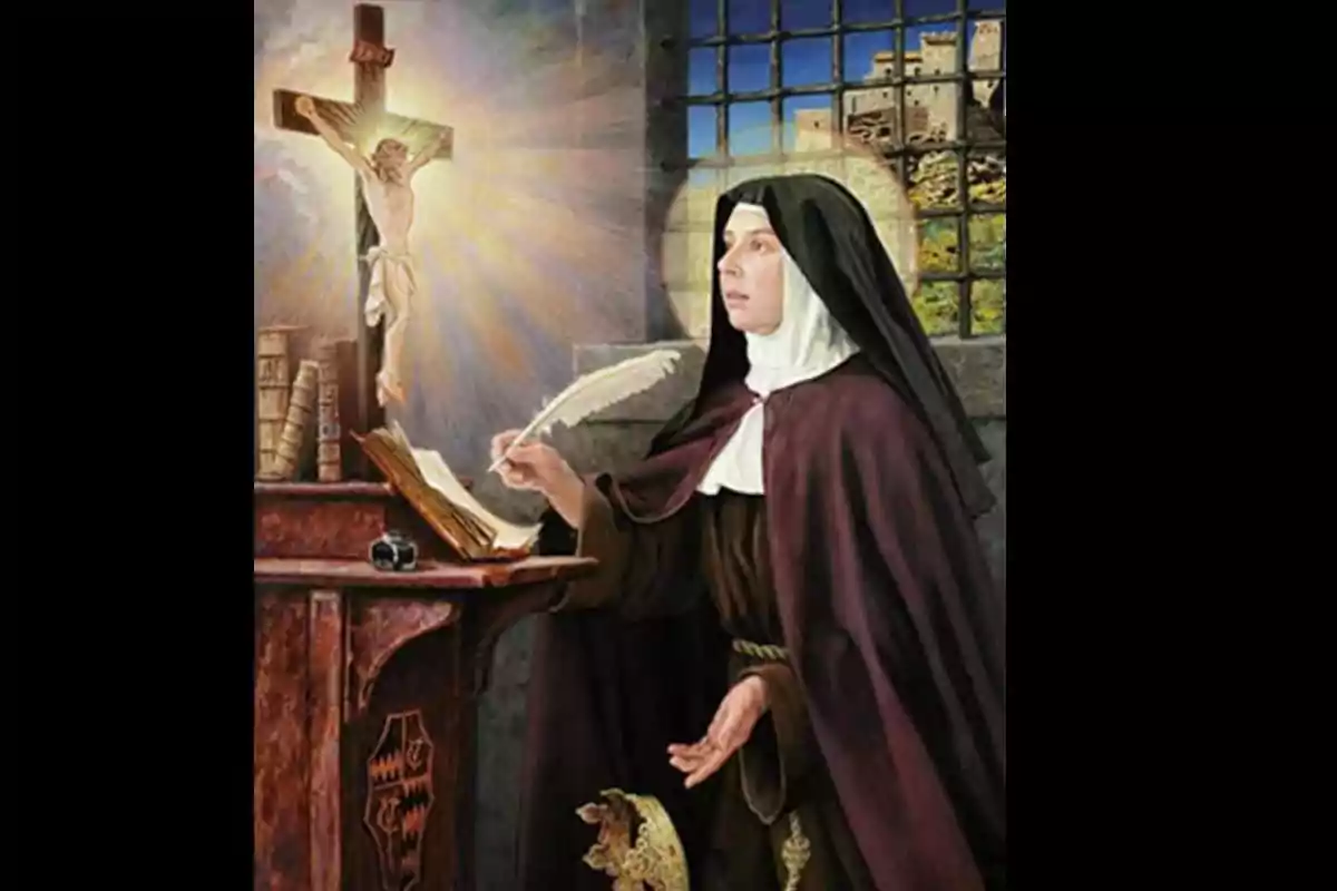 Una monja amb hàbit fosc i halo escriu amb una ploma en un escriptori davant d’un crucifix il·luminat, amb una finestra i un castell al fons. Una monja amb hàbit fosc i halo escriu amb una ploma en un escriptori davant d’un crucifix il·luminat, amb una finestra i un castell al fons.
