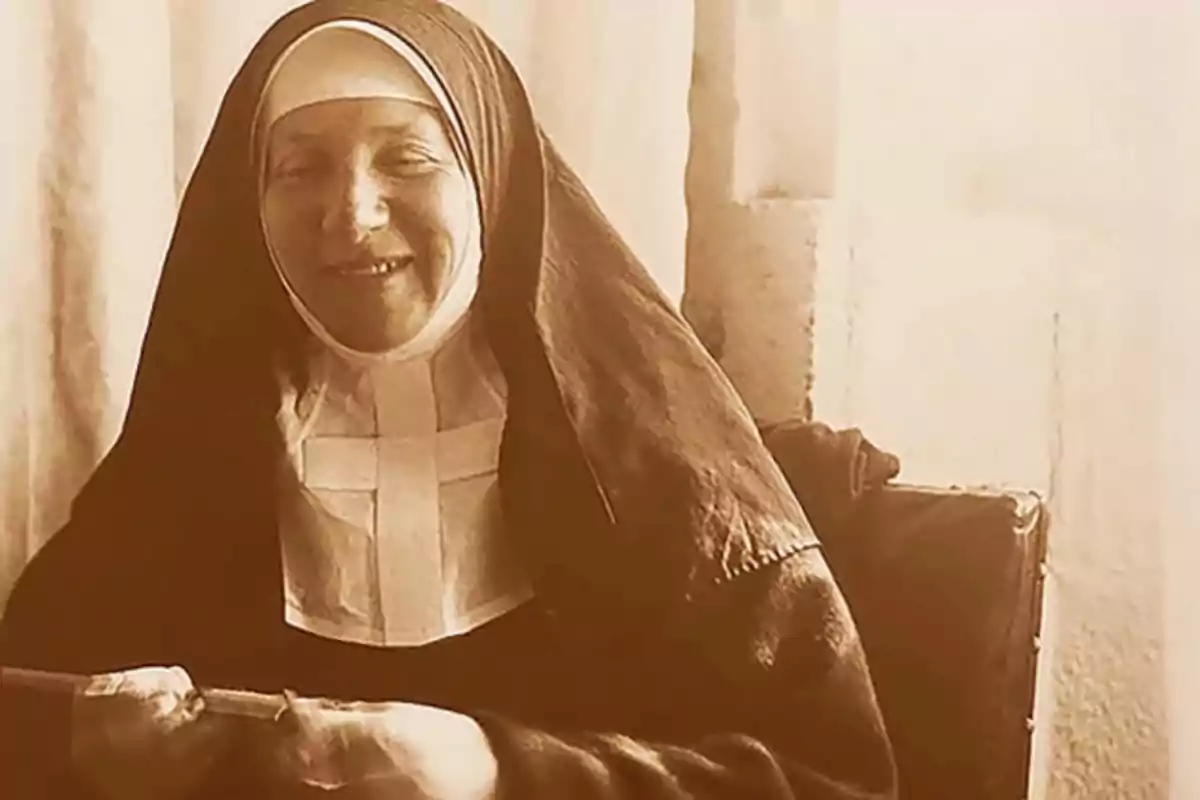 Una monja somrient amb hàbit religiós en una fotografia antiga. Una monja somrient amb hàbit religiós en una fotografia antiga.