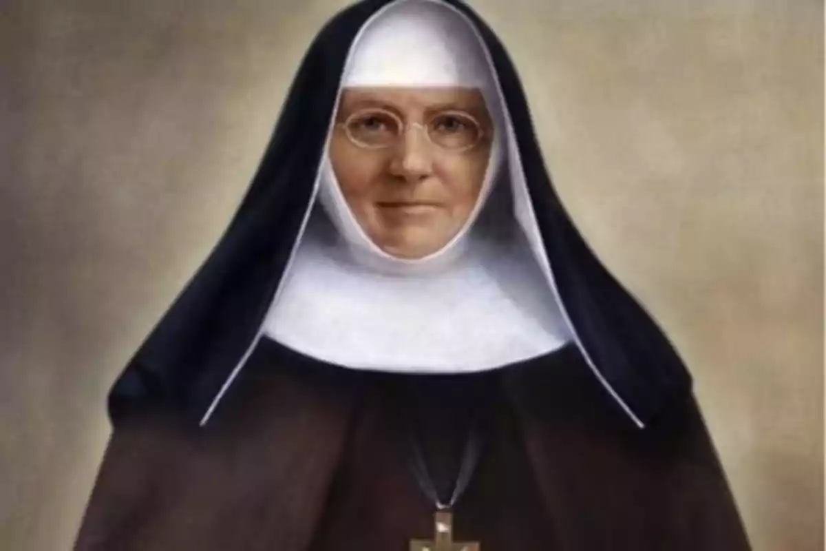 Retrat d’una monja amb hàbit negre i blanc, ulleres rodones i un crucifix penjat al coll Retrat d’una monja amb hàbit negre i blanc, ulleres rodones i un crucifix penjat al coll