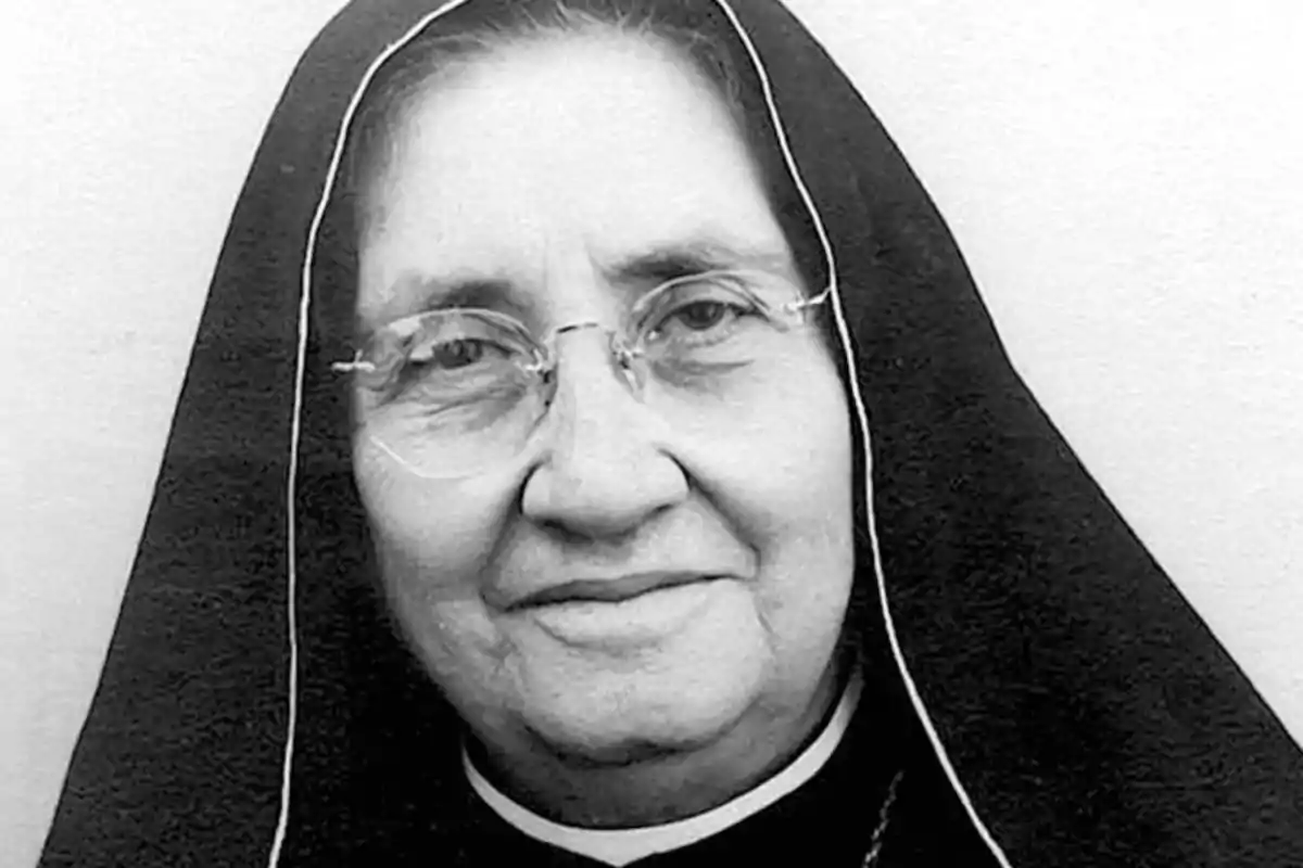 Dona gran amb ulleres vestida amb hàbit religiós i vel fosc mirant a la càmera Dona gran amb ulleres vestida amb hàbit religiós i vel fosc mirant a la càmera